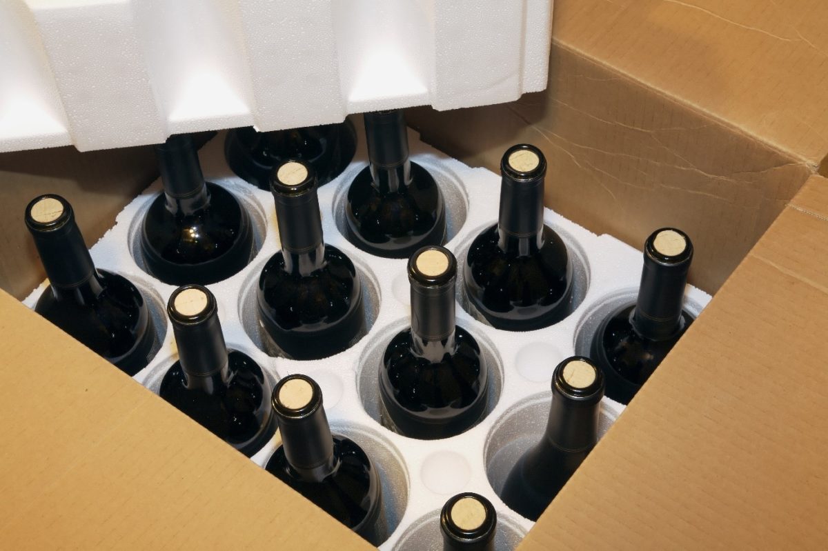 Bouteilles de vin stockées à la verticale