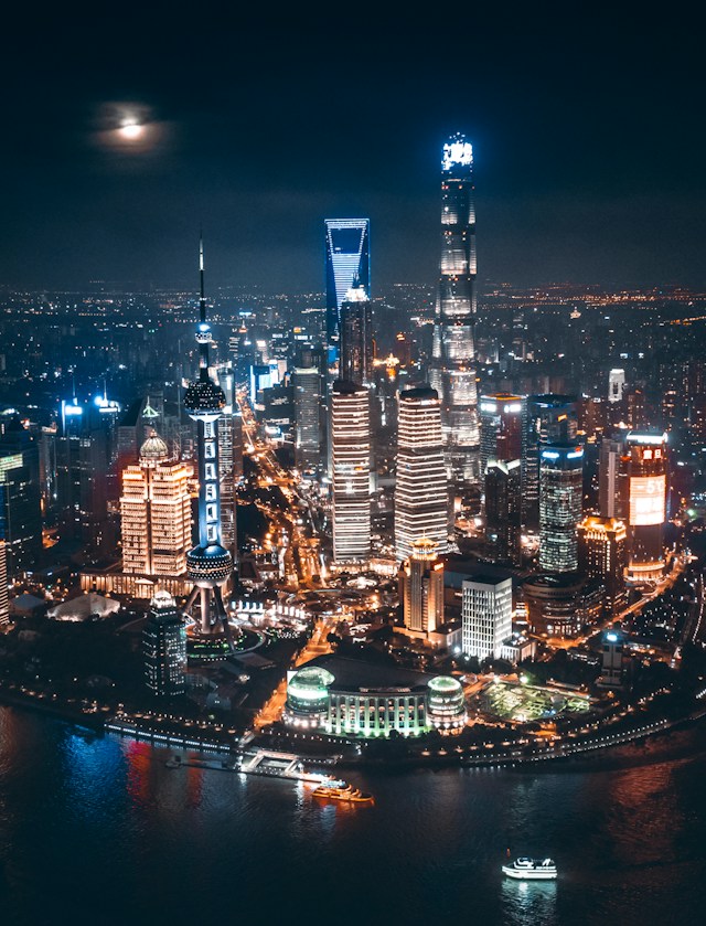 Vue de nuit de Shanghai, Chine, par Yiran Ding pour Unsplash